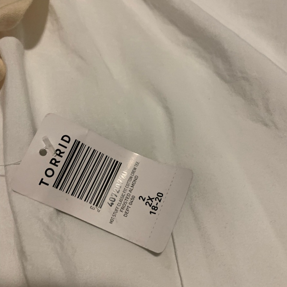 Torrid Graphic Tee-Shirt NWT - Picture 6 of 9